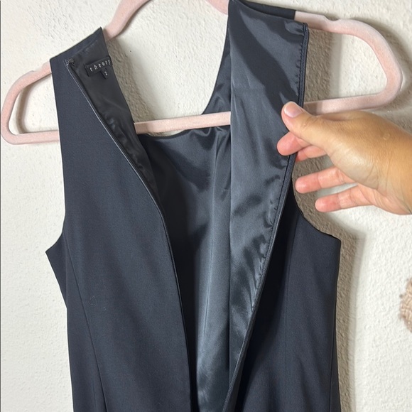 Theory Wool Blend Sleeveless Pleated Bottom in Black size 2 - Picture 5 of 12